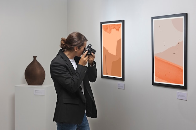 Jeune homme allant à la galerie d'art