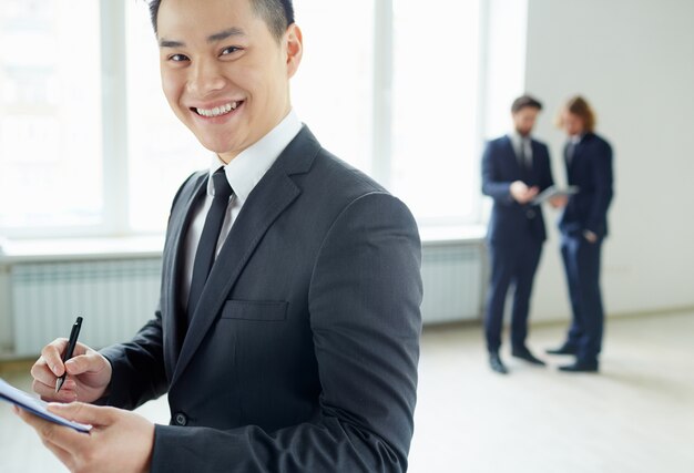 Jeune homme d&#39;améliorer le document