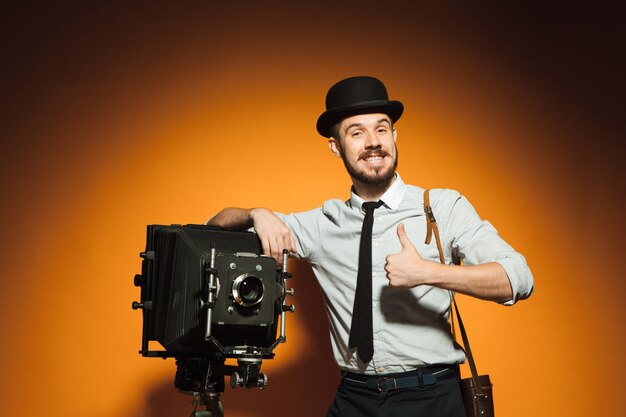 Jeune homme avec appareil photo rétro