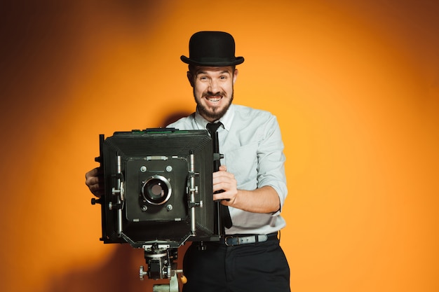 Jeune homme, à, appareil photo rétro