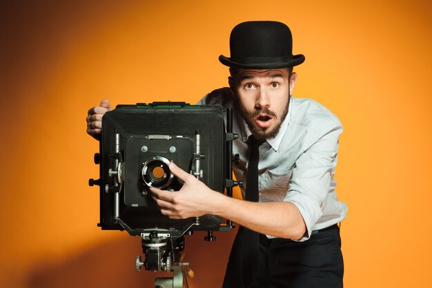 Jeune homme avec appareil photo rétro