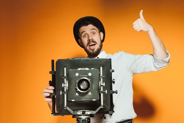 Jeune homme avec appareil photo rétro