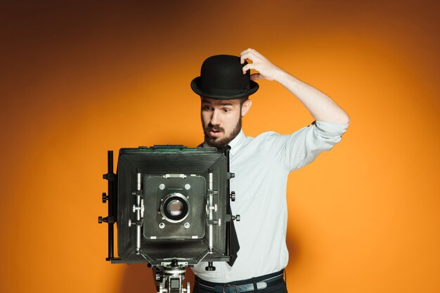 Jeune homme avec appareil photo rétro