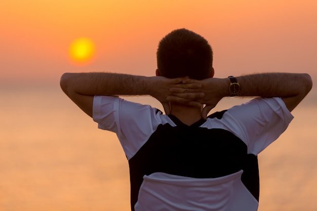 Photo gratuite jeune homme apprécie le paysage de la mer