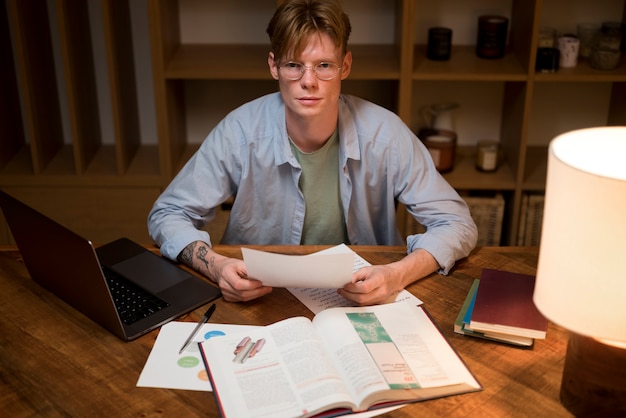 Jeune homme apprenant dans une salle de classe virtuelle