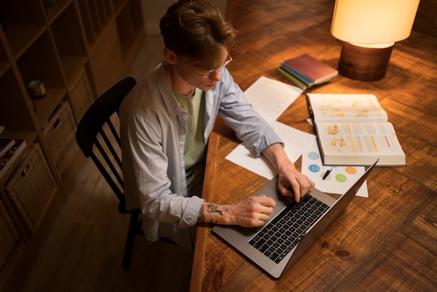 Jeune homme apprenant dans une salle de classe virtuelle