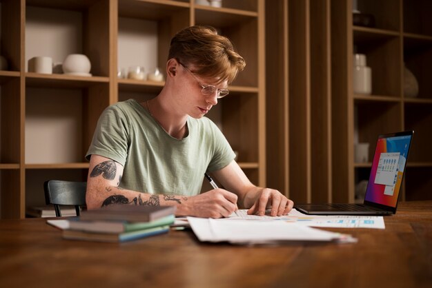 Jeune homme apprenant dans une salle de classe virtuelle