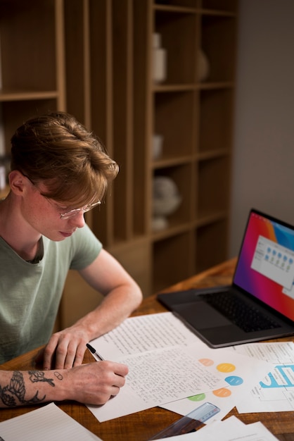 Jeune homme apprenant dans une salle de classe virtuelle