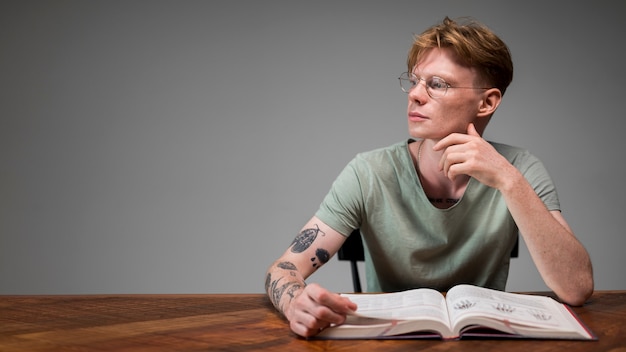 Photo gratuite jeune homme apprenant dans une salle de classe virtuelle