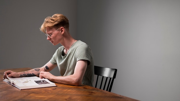 Photo gratuite jeune homme apprenant dans une salle de classe virtuelle