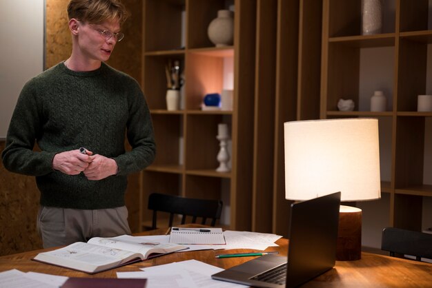 Jeune homme apprenant dans une salle de classe virtuelle