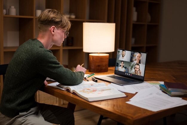 Jeune homme apprenant dans une salle de classe virtuelle