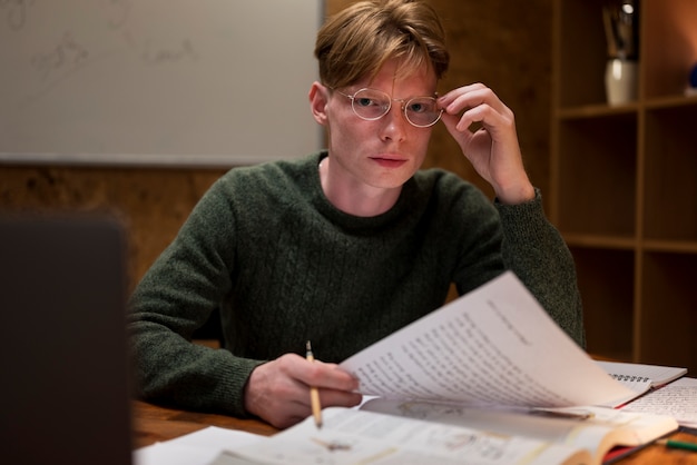 Jeune homme apprenant dans une salle de classe virtuelle