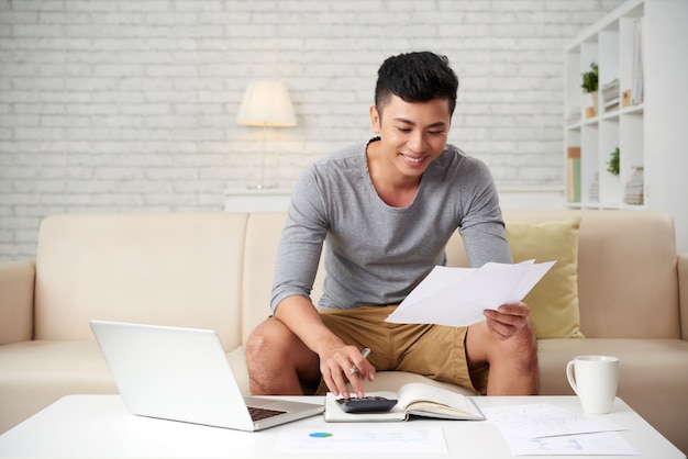 Jeune homme asiatique travaillant à la maison