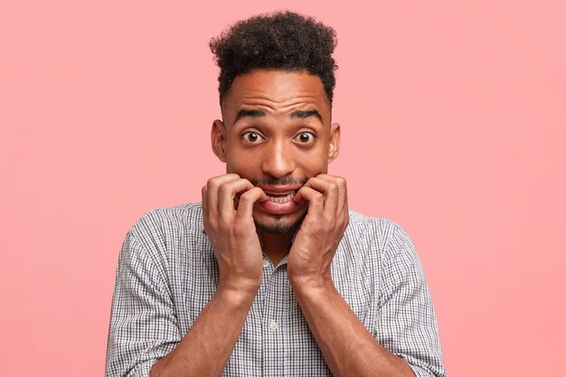 Jeune homme aux cheveux bouclés et chemise avec motif