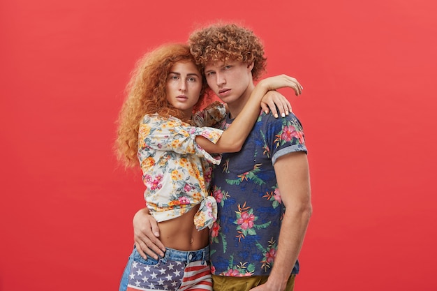 jeune homme aux cheveux roux et femme portant des vêtements d'été à la mode