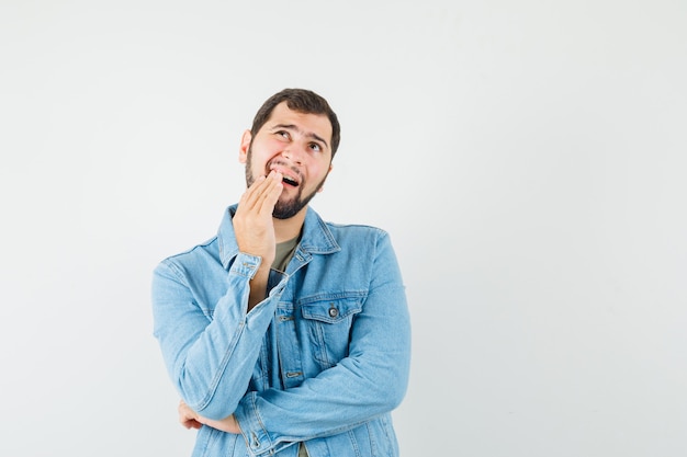 Jeune homme ayant mal aux dents douloureux en veste t-shirt et à mal à l'aise