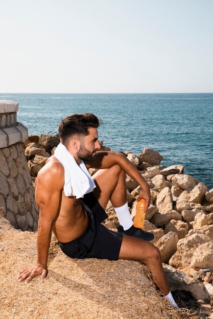 Jeune homme ayant une pause après la pratique du matin