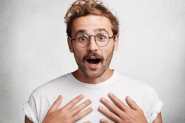 Jeune homme, à, barbe, et, lunettes rondes