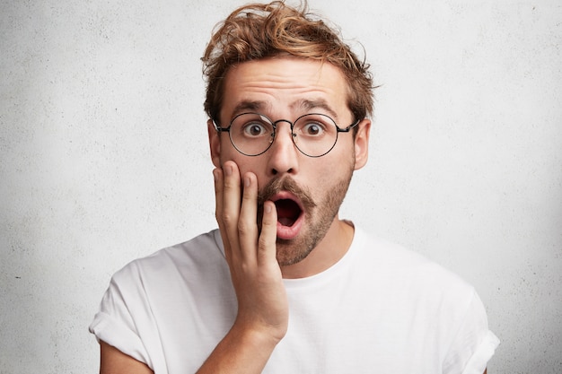 Jeune homme, à, barbe, et, lunettes rondes