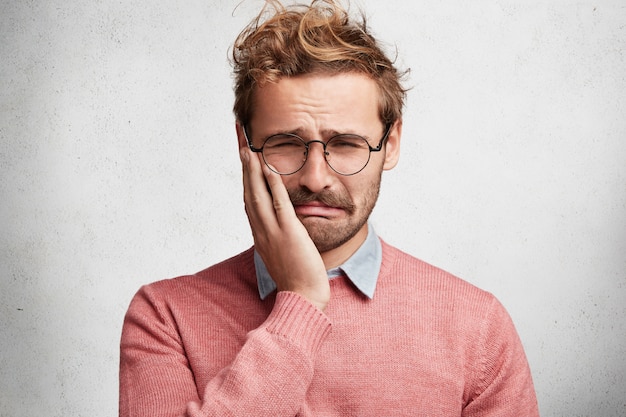 Photo gratuite jeune homme, à, barbe, et, lunettes rondes