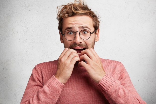 Jeune homme, à, barbe, et, lunettes rondes