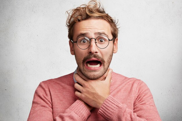 Jeune homme, à, barbe, et, lunettes rondes