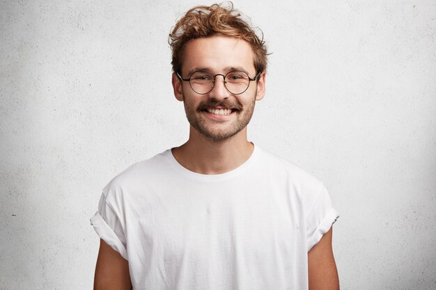 Jeune homme, à, barbe, et, lunettes rondes