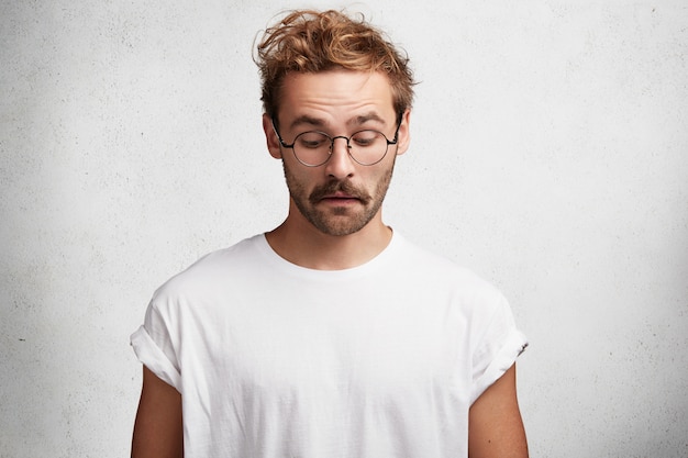 Photo gratuite jeune homme, à, barbe, et, lunettes rondes