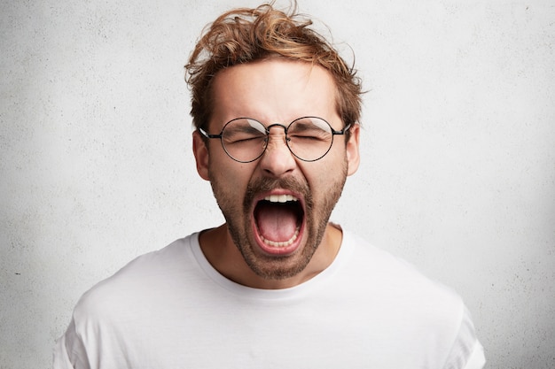 Jeune homme, à, barbe, et, lunettes rondes