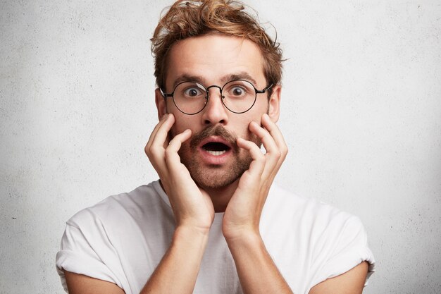 Jeune homme, à, barbe, et, lunettes rondes