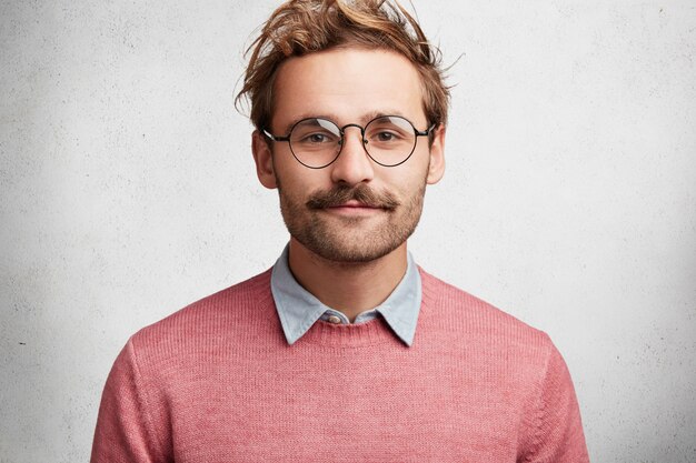 Jeune homme, à, barbe, et, lunettes rondes