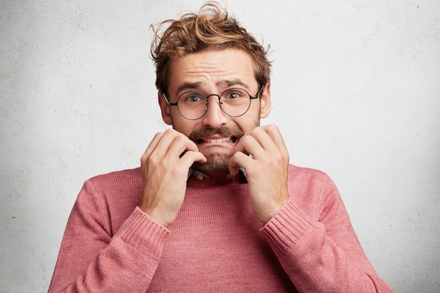 Jeune homme, à, barbe, et, lunettes rondes