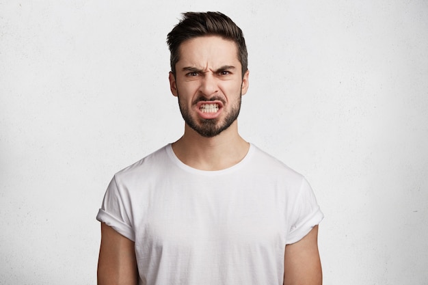 Jeune homme avec barbe et t-shirt blanc