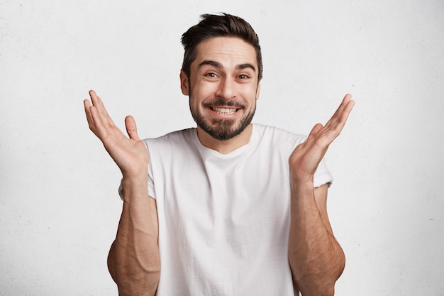 Photo gratuite jeune homme avec barbe et t-shirt blanc