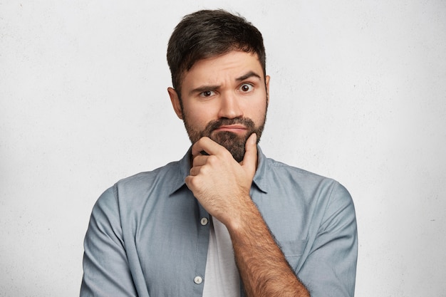 Jeune homme barbu avec chemise en jean