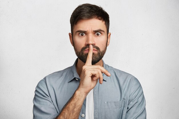 Jeune homme barbu avec chemise en jean