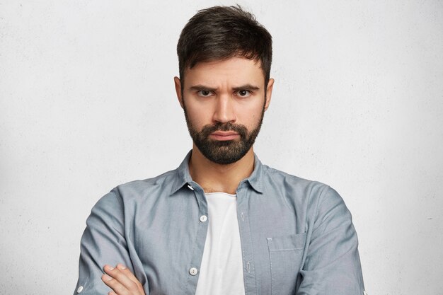 Jeune homme barbu avec chemise en jean