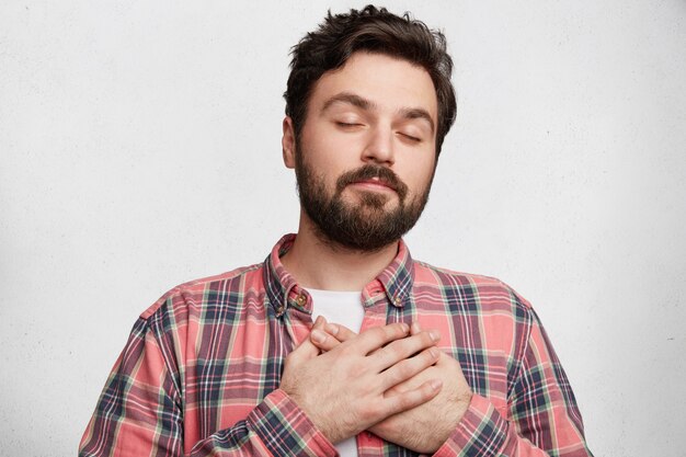 Jeune homme barbu avec chemise rayée