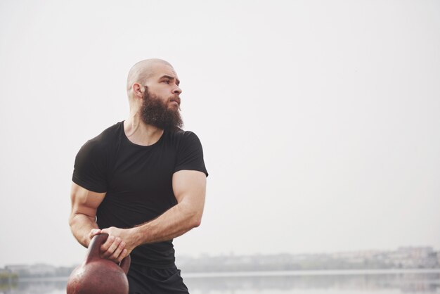 Le jeune homme barbu est engagé dans des sports de plein air