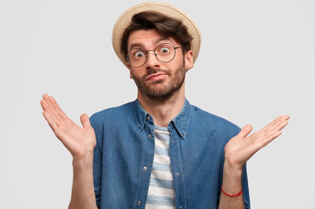 Jeune homme barbu avec des lunettes rondes et une chemise en jean