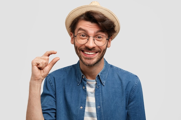 Jeune homme barbu avec des lunettes rondes et une chemise en jean