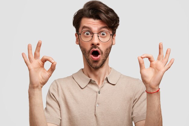 Jeune homme barbu avec des lunettes rondes