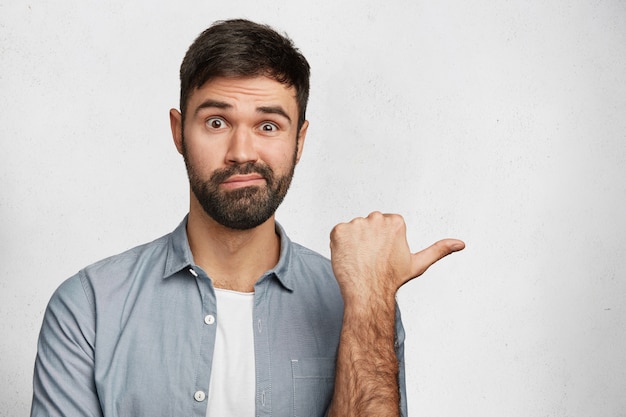 Jeune homme barbu portant une chemise