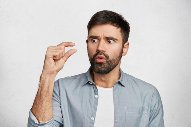 Jeune homme barbu portant une chemise