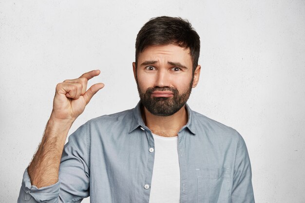 Jeune homme barbu portant une chemise