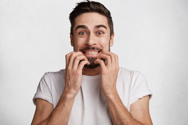 Jeune homme barbu avec t-shirt blanc