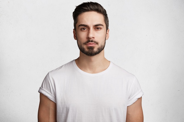 Photo gratuite jeune homme barbu avec t-shirt blanc