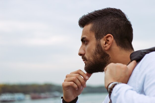 Jeune homme beau regardant la vue sur la ville