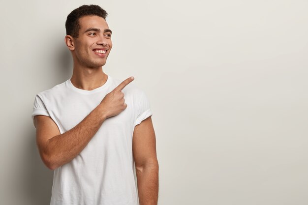 Jeune homme brun portant un t-shirt blanc